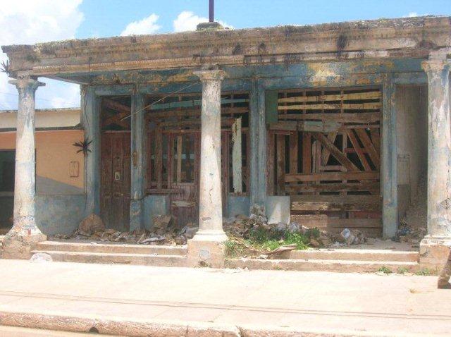 The boarded up Aguacate pharmacy today.