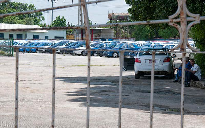 Hundreds of cars idle beneath the sun while people await an explanation as to why the sale of vehicles to Cubans has been suspended since the beginning of the year. Photo: Raquel Perez