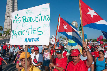 The banners carried by Cuban unions during May Day parades do not ask for salary improvements. On the contrary, they call on members to work more and better. Photo Raquel Perez.