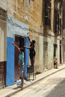 Painting the entrance. Photo: Juan Suarez