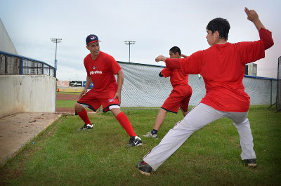 ARIEL PESTANO AYUDA A PROSPECTOS DE PIRATAS A MEJORAR TÉCNICA DE CATCHEO.  Foto: http://www.campeche.com.mx