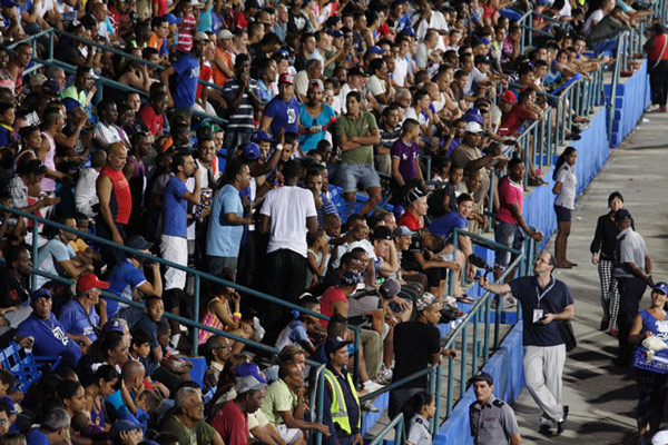 Cuban baseball fans