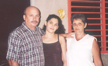 Felix Navarro, daughter Saylí and wife Sonia (Photo via Payo Libre.)