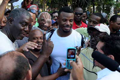 Griffey (white T-shirt) and Larkin were surprized to see they had so many fans in Cuba.