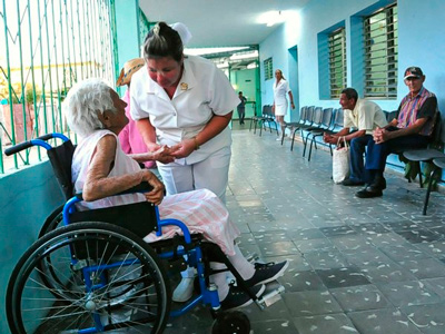 Personas reciben cuidados en institución para ancianos de Cruces, provincia de Cienfuegos. Foto: 5 de Septiembre