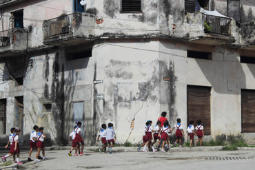 Cuban kids crossing the street with their teacher.  Photo: Juan Suarez