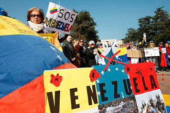 Marcha de mujeres opositoras en Venezuela.  Foto: emol.com