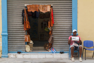 Private seller of leather and other artisan goods.  Photo: Juan Suárez
