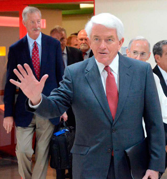 Tom Donohue and his Chamber of Commerce delegation arriving yesterday to Havana.