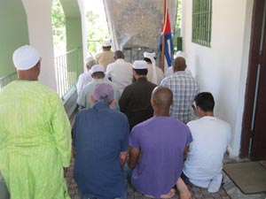 Cuban Muslims praying in Havana. Photo: Manuel Guerra Pérez.