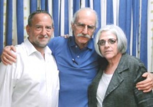 Alan Gross (c) con su abogado y esposa.