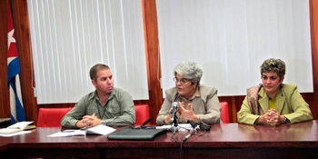 Ministry of Finance and Prices officials Vladimir Regueiro, Zamira Marín and Deborah Rivas.