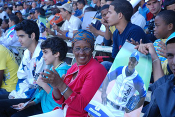 Cuban baseball fans at the Latinoamericano Stadium in Havana.  Photo: Elio Delgado Valdes.