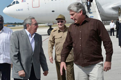 Raul Castro (izq) returns to Cuba on Tuesday March 3, welcomed by VP Miguel Diaz Canel.  Foto: Estudios Revolución