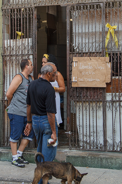 A "bodega" store where Cubans by their rations.  Foto: Juan Suárez