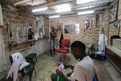 A private barbershop in Havana.  Photo: Juan Suarez