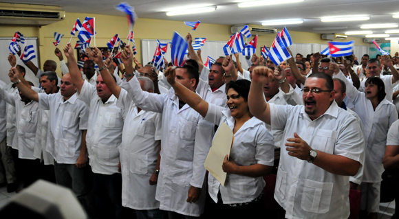 Cuban doctors and other health workers leave for Nepal.  Foto: cubasi.cu