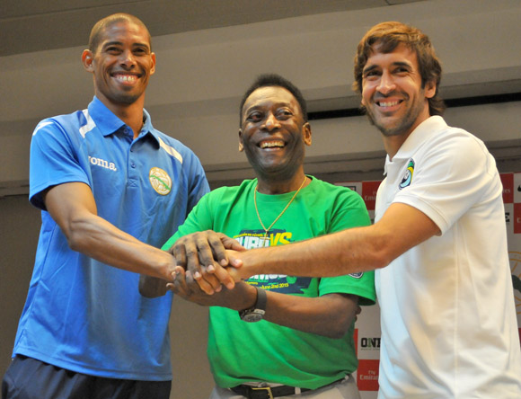 Raul Gonzalez of the NY Cosmos, Pele and  Yeniel Márquez, captain of the Cuban squad. 