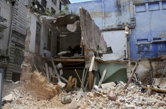 Another building collapses in Old Havana, killing four persons.  Photo: Oriol de la Cruz Atenccio/AIN