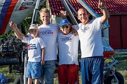 Jovaisa junto a su hijo, Vincent, y su equipo cubano: el piloto Roberto Gonzalez y el técnico Ariel Govin. Foto: Unseen Cuba 
