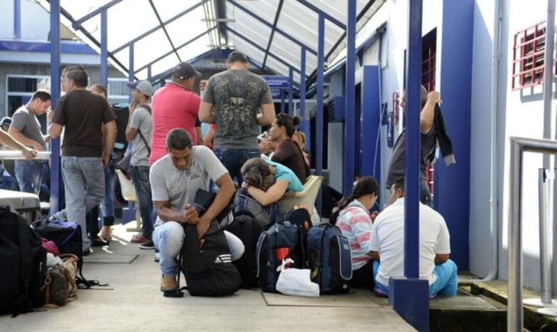 Nearly 2,000 Cubans are stuck on the Costa Rican - Nicaraguan border. Photo: La Nación de Costa Rica / El Nuevo Diario de Nicaragua. 