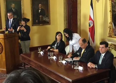 Foreign Minister Manuel Gonzalez (standing) announces the political break with the other Central American countries. At the table accompanying the president Luis Guillermo Solis (center), the Director of Immigration, Kattia Rodríguez; and the Minister of the Presidency, Sergio Alfaro. Foto: Gerardo Ruiz/lanacion.com.cr