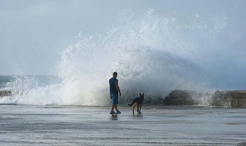 El 18 de enero fuertes olas en el malecón de La Habana provocan inundaciones en sus alrededores.