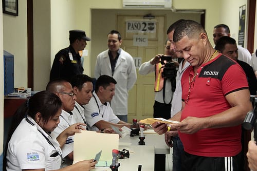 Once in El Salvador the Cubans received an expidited review of their documents. Photo: Salvadoran Foreign Ministry