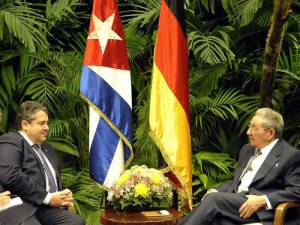 El vicecanciller alemán Sigmar Gabriel en su reunion con el presidente cubano Raul Castro. Foto: Estudios Revolución