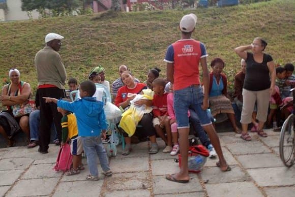 Santiago de Cuba residents took to the streets as a precaution. Photo: oto: Miguel Rubiera Justiz/ACN