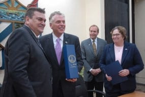 Gov. Terry McAuliffe (second from left) during a visit to the University of Havana. Foto: prensalatina.cu