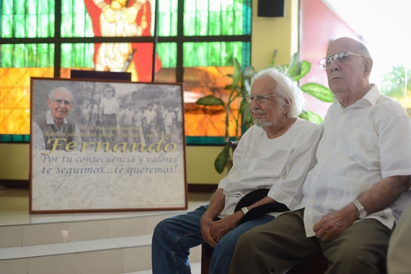 Poet Ernesto Cardenal bids farewell to his brother at the wake organized at the Central American Univercity. Photo: Carlos Herrera/confidencial