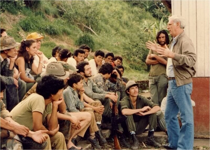 Fernando Cardenal talking with a group of young people. Photo provided to Confidencial by the Vigil Gurdian family.