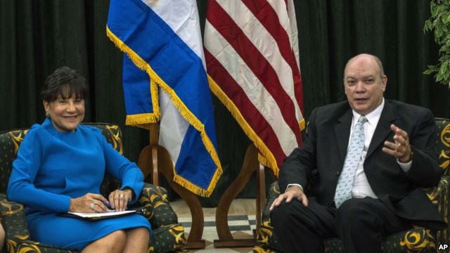 U.S. Commerce Secretary Penny Pritzker (L) and Cuban Minister for Foreign Trade Rodrigo Malmierca in Havana, Cuba, Oct. 7, 2015. voanews.com 