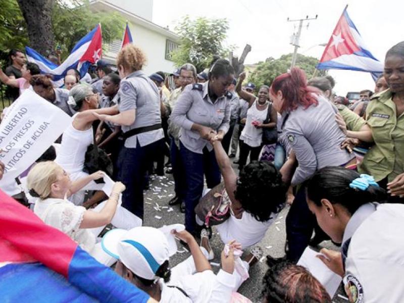 A Ladies in White protest was dispersed and dozens arrested hours before Obama arrived to Cuba. Photo: Reuters/#TodosMarchamos