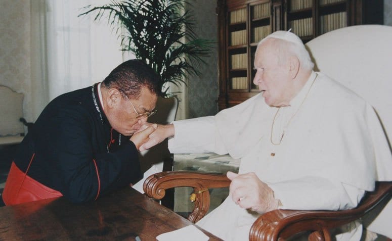 Cardinal Obando y Bravo kissing the ring of Pope John Paull II.