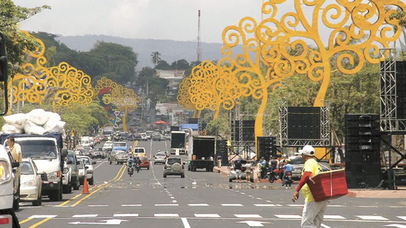 Metal trees that light up at night have been sprouting up all over Havana. Photo: elnuevodiario.com.ni