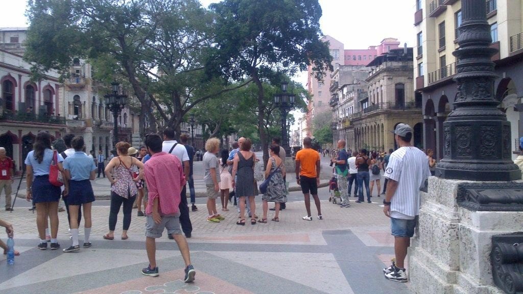 Personas en la calle esperando