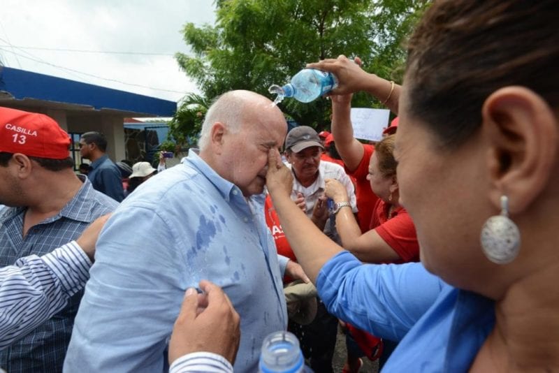 El diputado Alberto Lacayo después de ser rociado con gas pimienta por guardias de la CSJ. Carlos Herrera/Confidencial