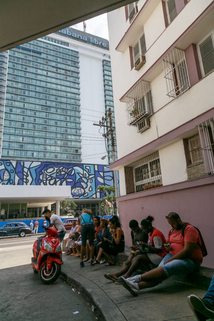 A Wi-Fi hotspot in Havana. Foto: Juan Suarez