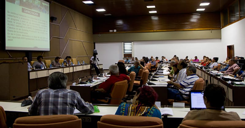 Parlamentary commissions discussing the same old problems. Photo: Photo: Ladyrene Perez / Cubadebate.