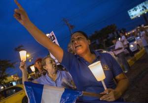 Mujeres participan en una protesta en Managua por elecciones libres. Foto: Jorge Torres/EFE