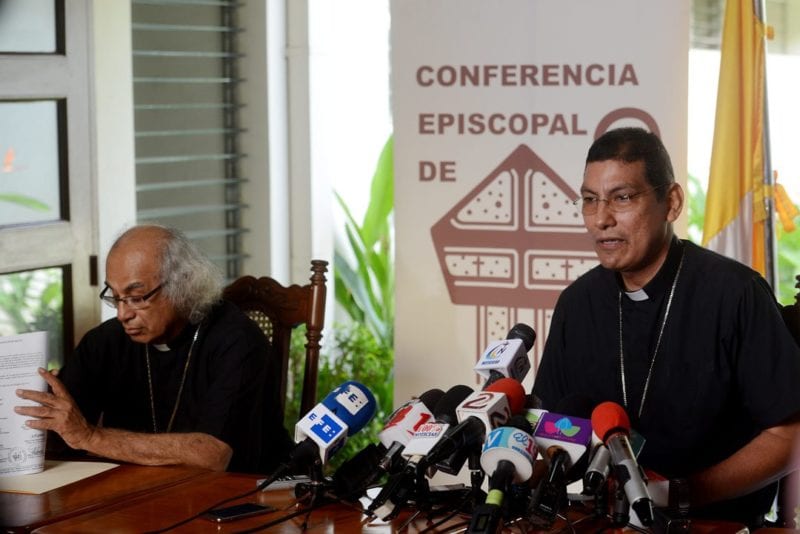 Jorge Solarzano (r), bishop of Granada and Secretary of the Nicaraguan Episcopal Conference and Cardinal Leopoldo Brenes. Photo: Carlos Herrera/Confidencial 