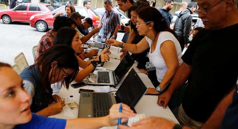 Photo taken during the initial signature campaign against the Maduro presidency. Photo: mundo.sputnik.com 