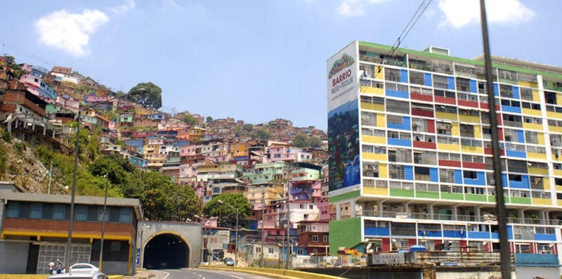 Barrio tricolor de Caracas. Foto: Caridad