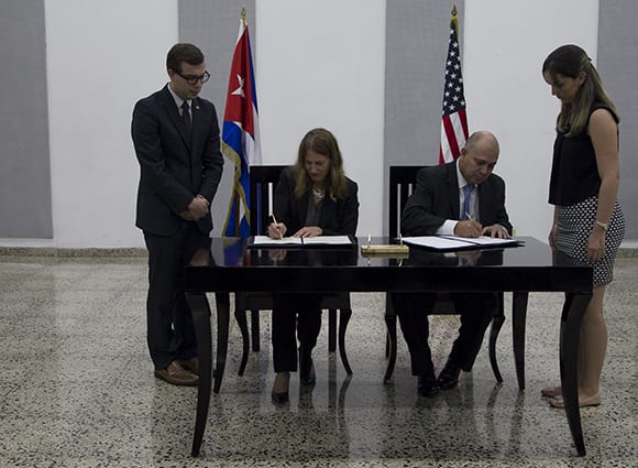 US and Cuban health leaders signing the memorandum of understanding in Havana. Photo: Foto: Ladyrene Pérez/ Cubadebate.
