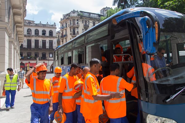 Trabajadores importados desde India en La Habana Vieja. Foto: Juan Suárez