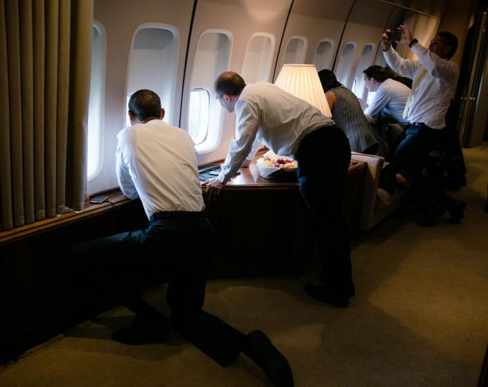 El presidente Obama (izq.) y sus asesores cuando estaban a punto de llegar a La Habana en marzo de este año. Foto: Casa Blanca