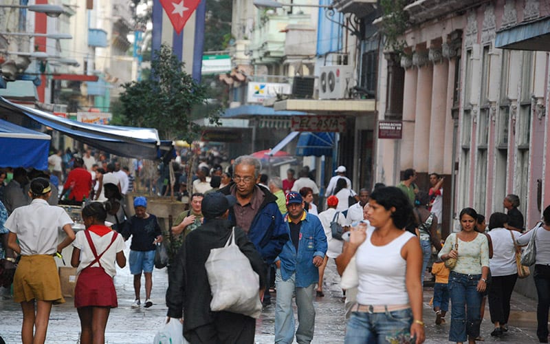 Resulta difícil de creer que los estudiantes cubanos son tan influenciables que basten unas semanas estudiando con “los estadoundenses” para que se conviertan líderes anticastristas. Foto: Raquel Pérez Díaz