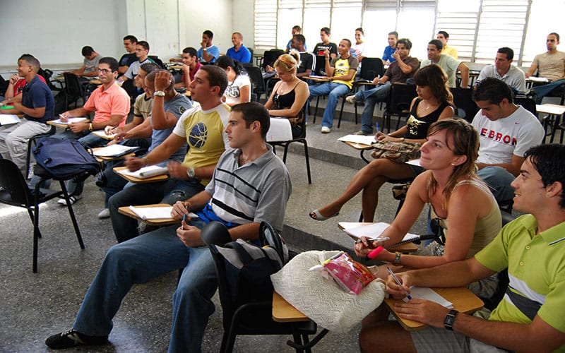 Resulta difícil de creer que los estudiantes cubanos son tan influenciables que basten unas semanas estudiando con “los estadounidenses” para que se conviertan líderes anticastristas. Foto: Raquel Pérez Díaz